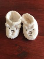 Babyschuhe Schühchen qeiß Teddys kuschelig warm 0-6 Monate Leipzig - Dölitz-Dösen Vorschau