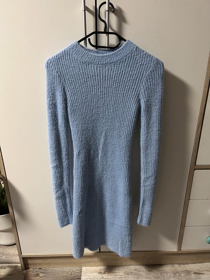 Schönes flauschiges babyblaues Kleid in Ostrhauderfehn