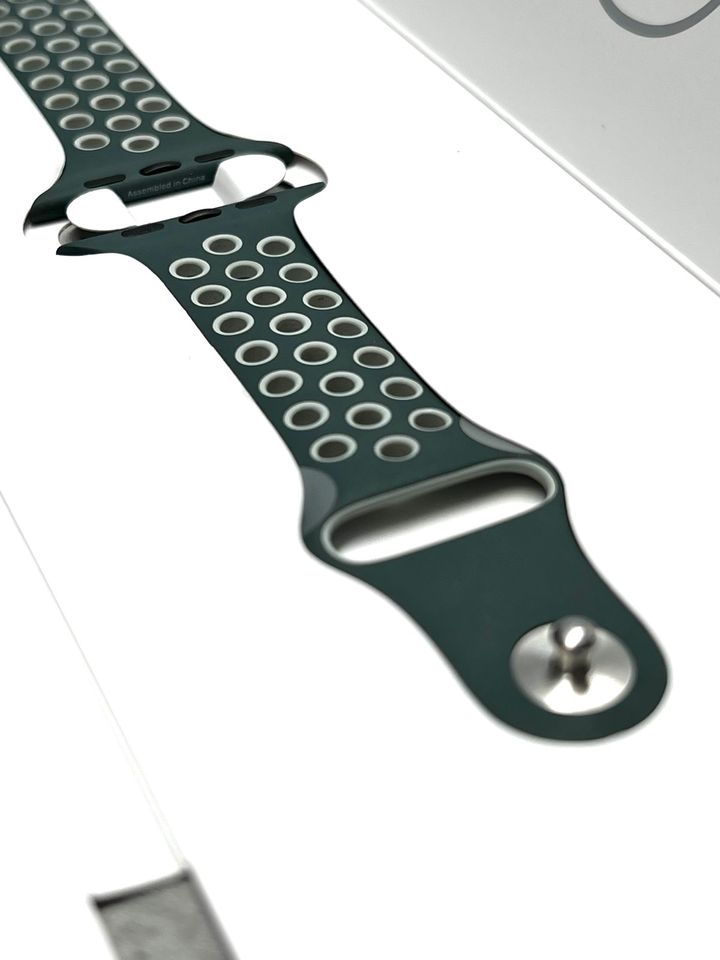 Apple Watch Nike Sportarmband HASTA/LIGHT SILVER 44/45/49 Armband in Falkensee