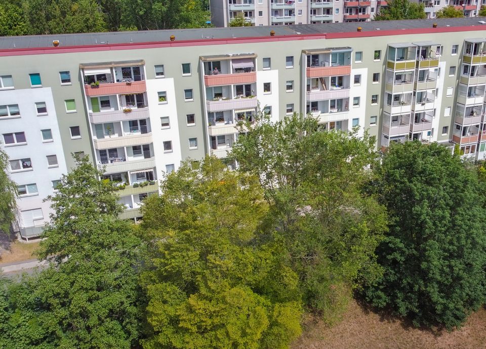 großzügig umgebaute 2-Raum mit Einbauküche + Sonnenbalkon in grüner Stadtrandlage! in Chemnitz