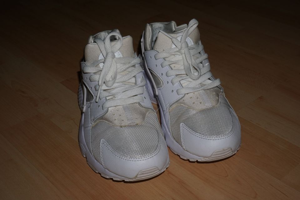 Mädchen Nike Sportschuhe Sneakers weiß Gr. 40 in Kassel