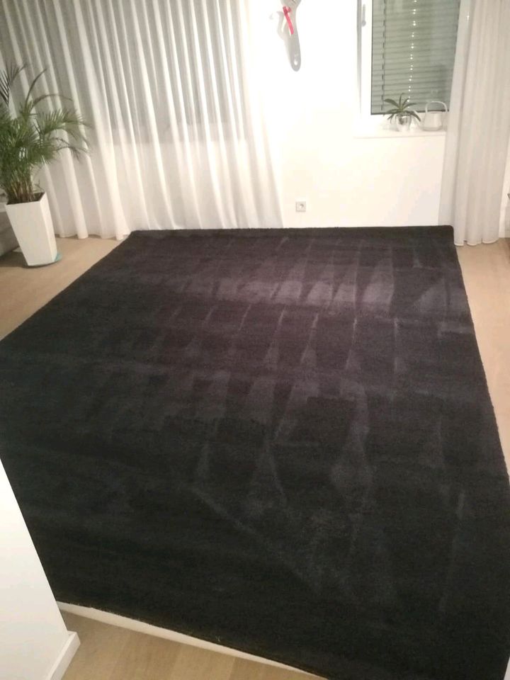Schwarzer großer Teppich in Wuppertal