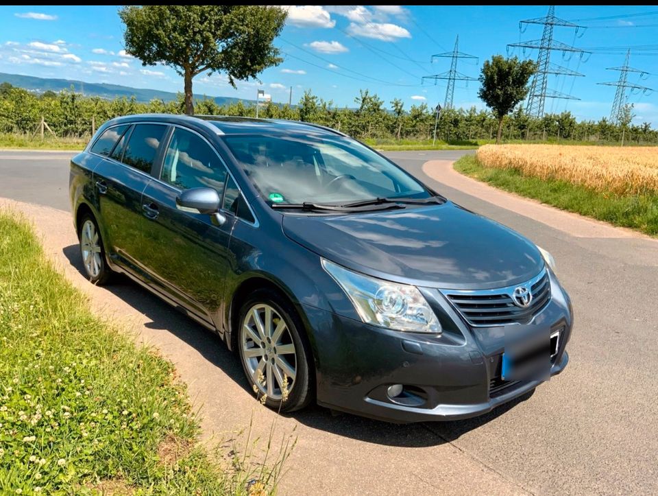 Toyota avensis Kombi 2.2D-cat executive T27 in Kassel