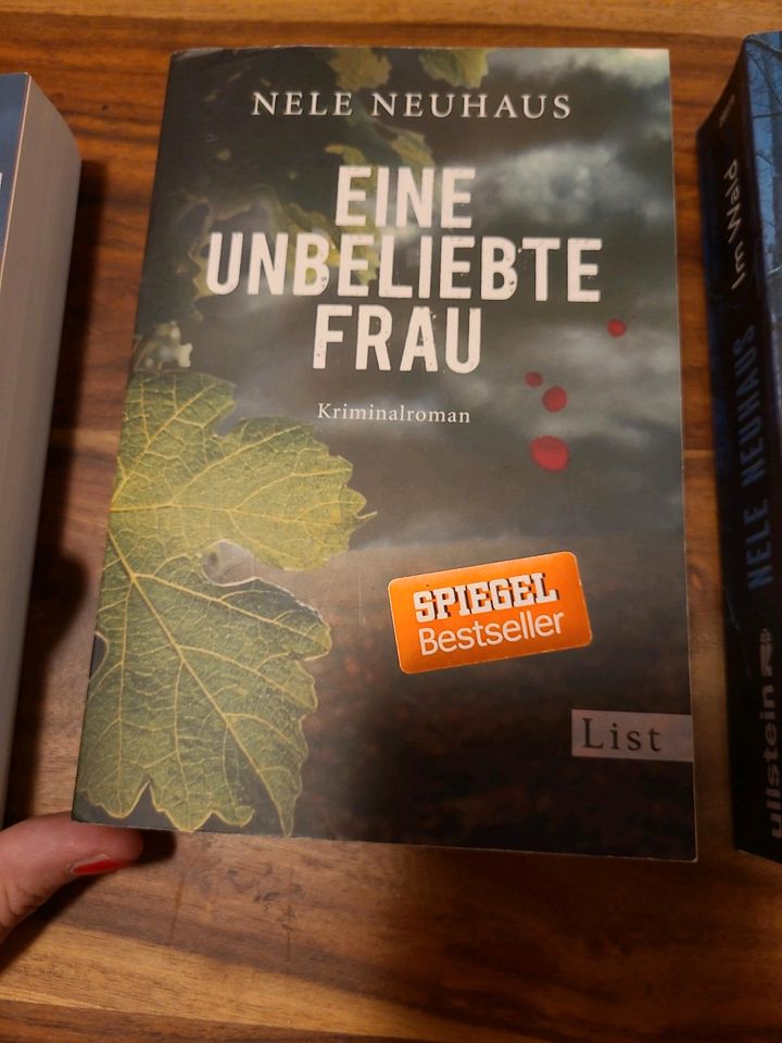 Krimifans aufgepasst: Nele Neuhaus Bücher im Set in Bruchköbel