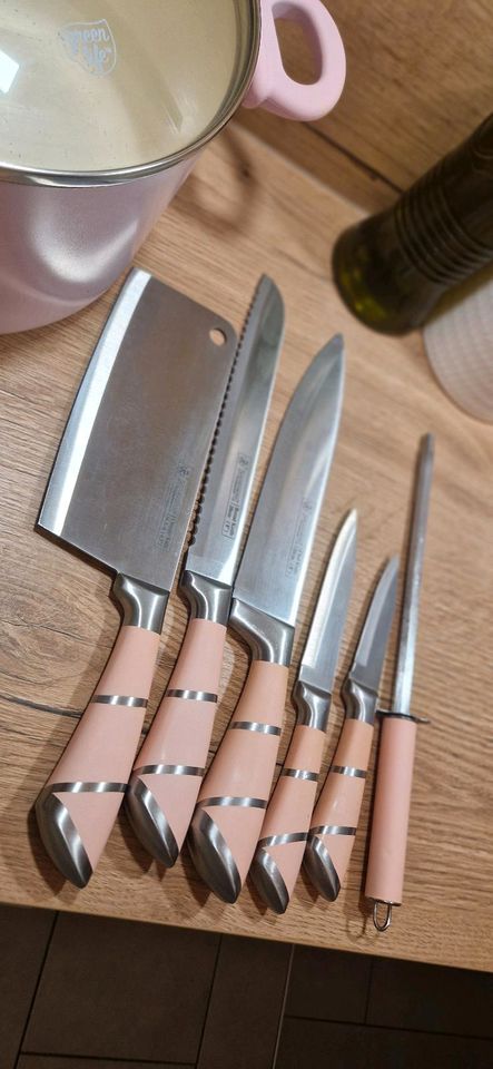 Kochtöpfe set 16 teile mit Messer und Utensilien pink in Herrsching