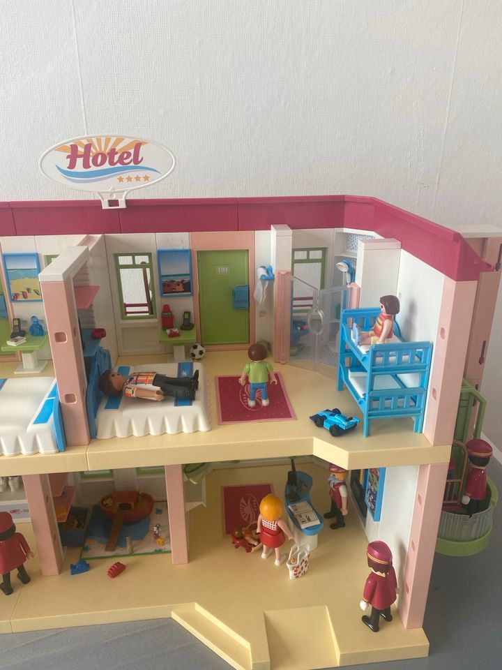 Das Playmobil Hotel , die Disco und ein Verkaufsstand in Wipperdorf