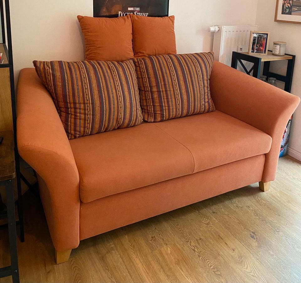 Zweiersofa - Schlafsofa mit Sofakissen - Zweisitzer Orange in Hamburg