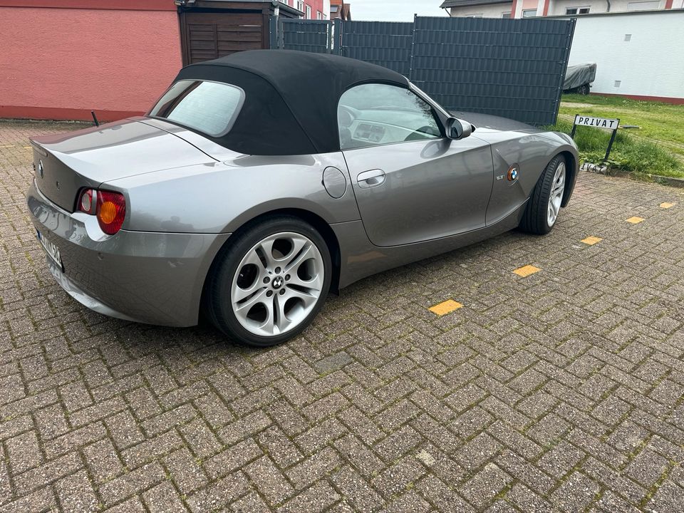 BMW Z4 E85 2,5i 6 Zyl. M54 Roadster *Sehr guter Zustand* in Leverkusen