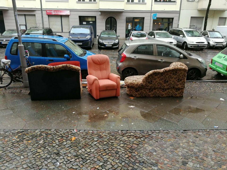 Gusva HmbH entsorgt  Sofa  Bett  Couch Sessel Waschmachine u.v.m. in Berlin