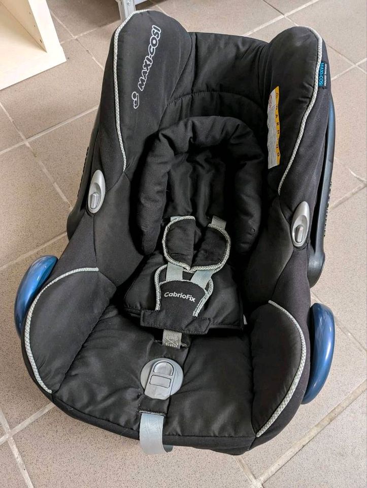 Maxi Cosi Cabrio Fix mit newborn Einsatz und Isofix Station in Essen