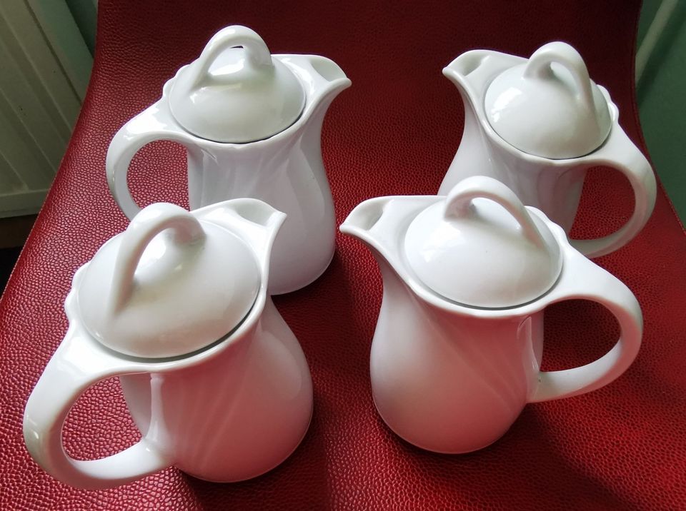vier allerliebste Milchkännchen mit Deckel von Auerbach-Porzellan in Zühlen (b Neuruppin)