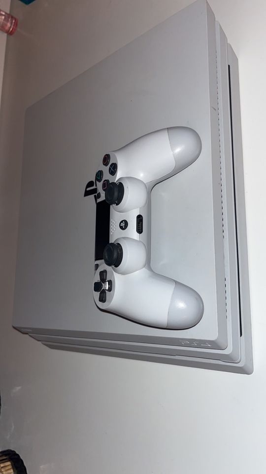 Playstation 4 Pro mit Controller in Bochum