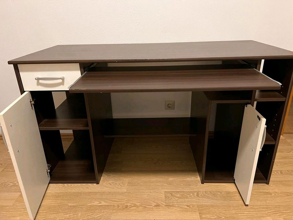 Schreibtisch mit Schrankfunktion in Lonsee