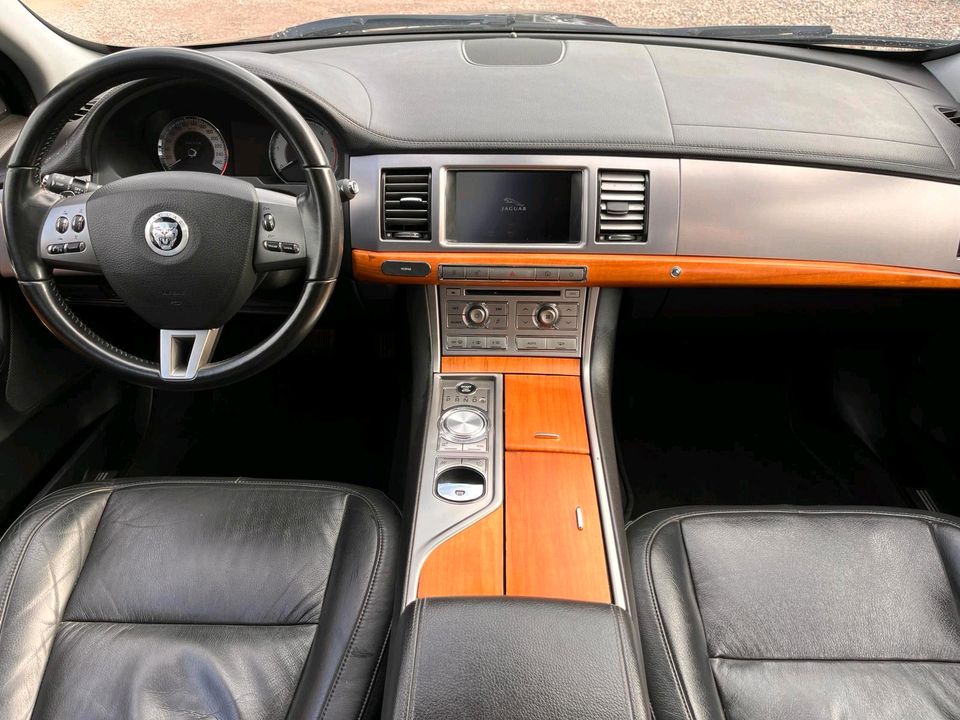 Jaguar XF Luxury 3,0 V6 in Wiesbaden