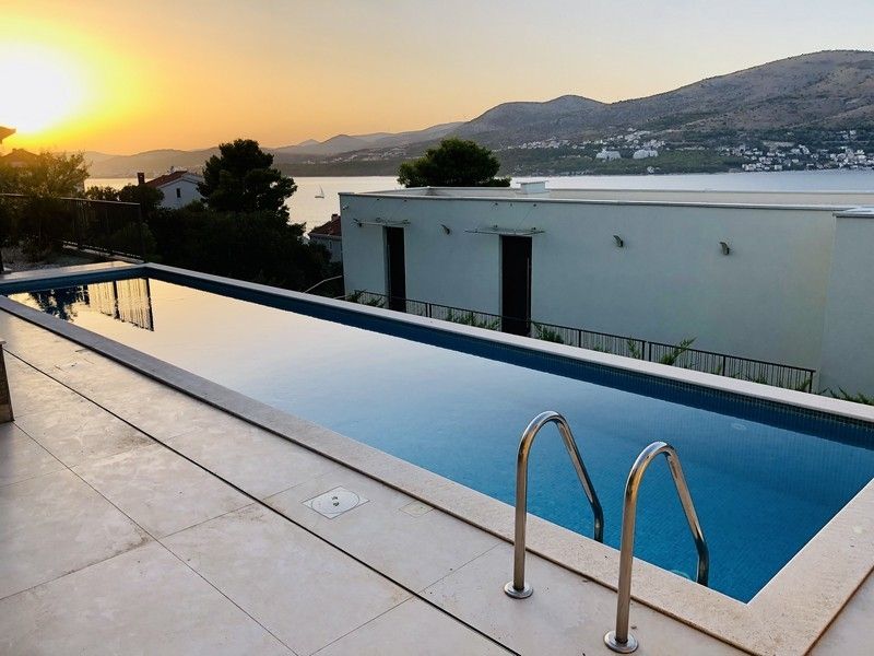 Kroatien, Insel Ciovo: Moderne Villa mit Swimmingpool mit Panorama-Meerblick - Immobilie H1926 in Rosenheim