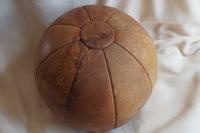 Medizinball DDR Leder ca 2 kg Vintage Retro Gymnastik Deko Sport Sachsen - Kirschau Vorschau