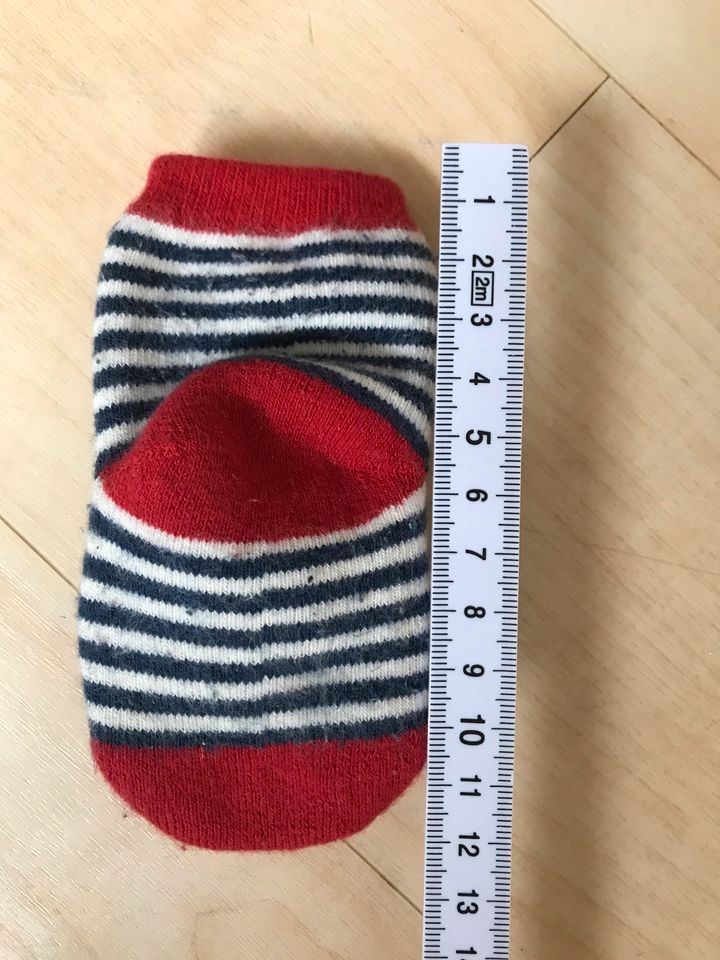 Baby Rassel-Socken Rasselsocken Füße Bärchen Gr. 13-20 in Mering