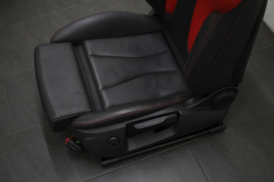 Audi A3 8V Innenausstattung Leder Sport Sitze SHZ schwarz rot in Aurich