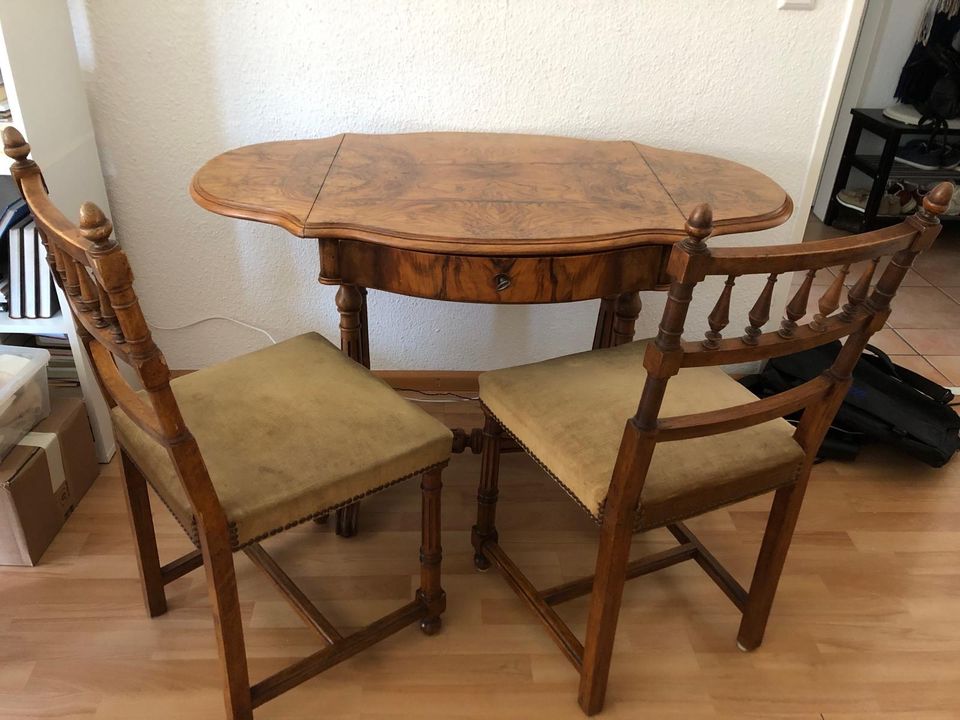 Tisch mit 2 Stühle antik in Lörrach