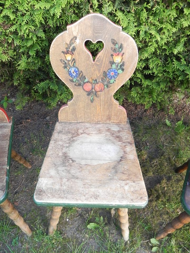 4 Bauernstühle Stühle Bauernmöbel mit Malerei & Herzausschnitt in Bergkirchen