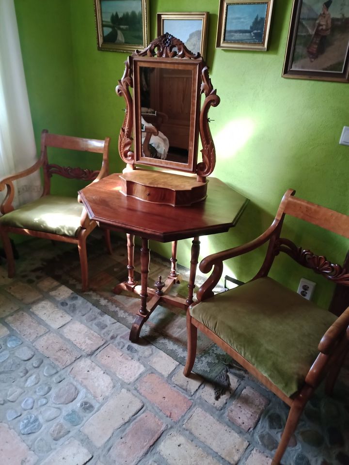 Biedermeier  Armlehnsessel Stuhl Tisch Spiegel Standuhr Antik in Bützow