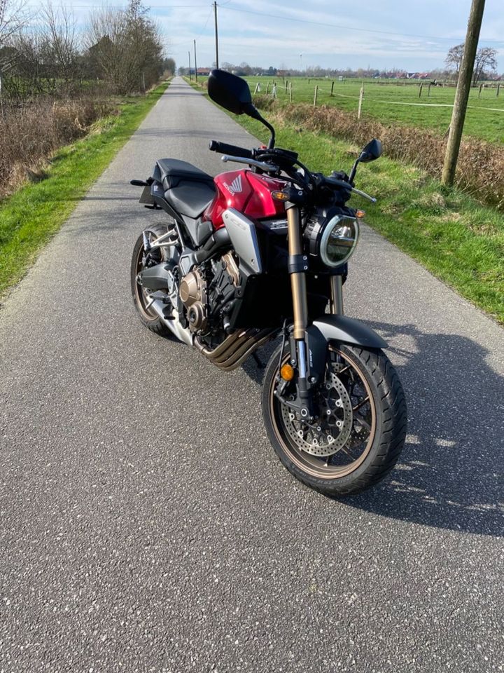 Honda CB650R in Rechtsupweg