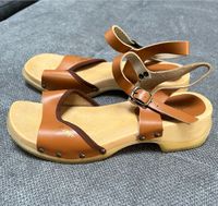 Top ESPRIT Sandalen Holzclogs Gr. 39 braun Leder Frankfurt am Main - Nordend Vorschau