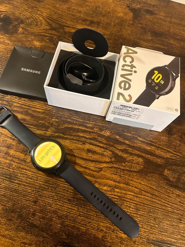 Samsung Galaxy Watch Active2; 44mm in der Farbe Aluminium in Gößweinstein