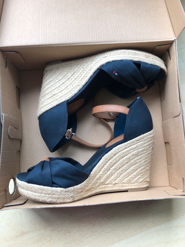 Neue Tommy Hilfiger Schuhe in Wallmerod