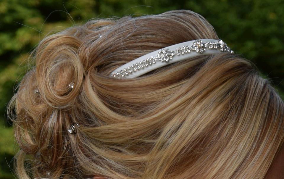 Brautkleid von Lilly in 34/36 mit Jäckchen, Tasche und Haarreif in Ottweiler