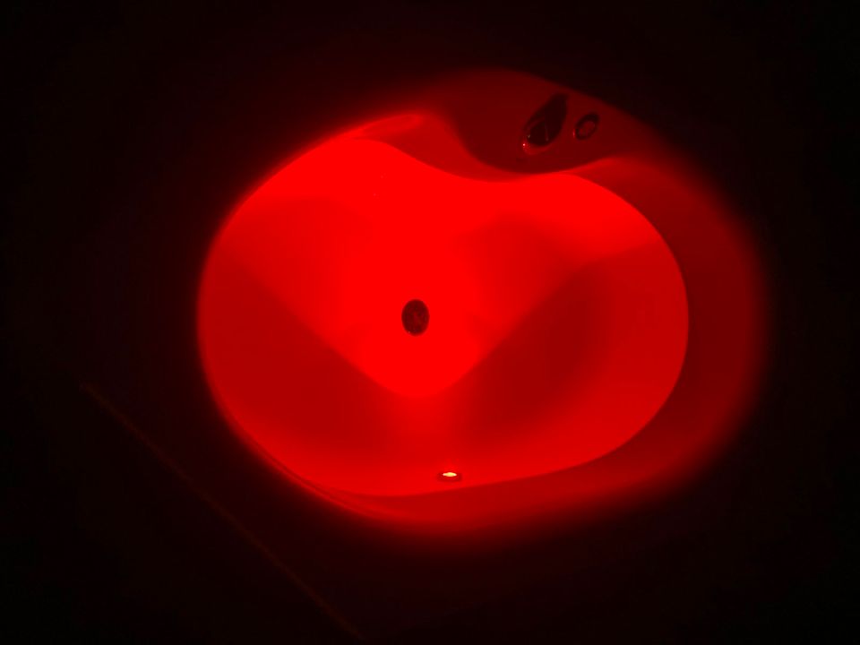 Eckbadewanne von BETTE mit RGB Beleuchtung in Herten