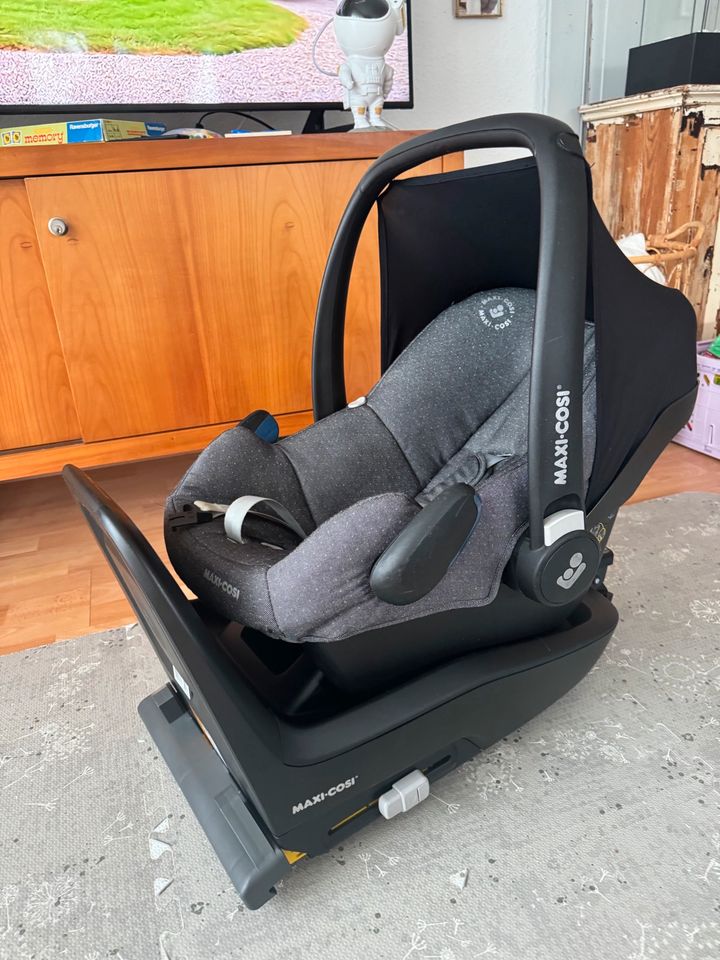 Maxi Cosi Babyschale Rock & Isofix Station i-Size Top in Flörsheim am Main