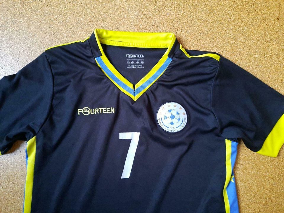 Fourteen FFK Kosovo Fußball Kinder Fan Trikot 164 schwarz in Güglingen