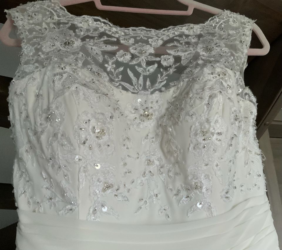 Elegantes Hochzeitskleid mit Spitze in Burgdorf