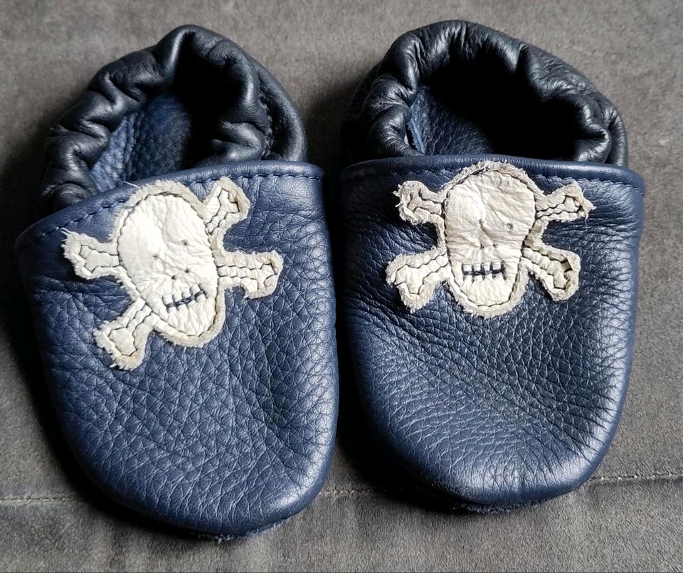 Krabbelschuhe mit Piratenmotiv in Oldenburg