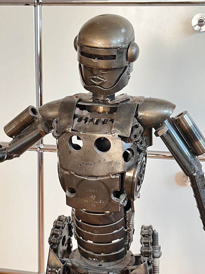 Robocop Roboter Figur geschweißt Metall in Weilrod 