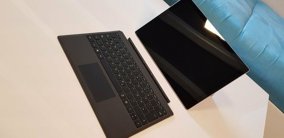 Microsoft Surface Pro LTE Advanced RAM 8gb Speicher 256gb Win10 P in Ebermannstadt