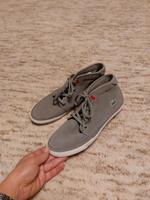 Lacoste Sneaker Sportschuhe Gr. 39 grau Wildlederoptik wie NEU Bayern - Klingenberg am Main Vorschau