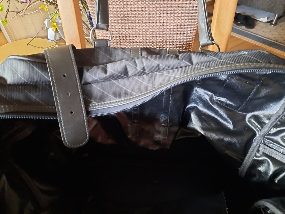 Reisetasche schwarz groß in Wackersberg