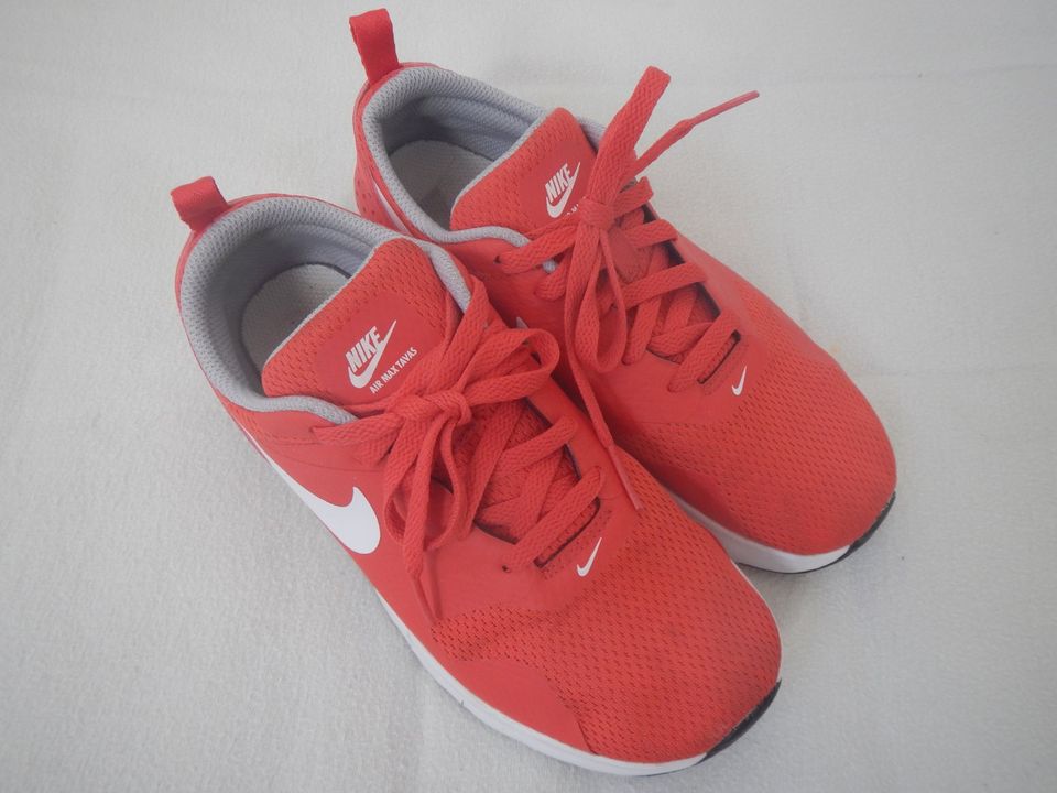 Nike Air Max Tavas Sneaker Sportschuhe Gr. 34 rot weiß in  Nordrhein-Westfalen - Neuss | eBay Kleinanzeigen ist jetzt Kleinanzeigen