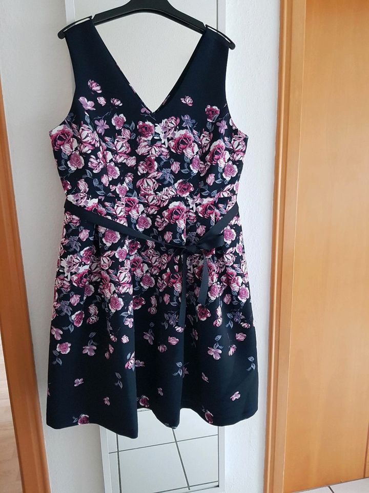 Süßes Cocktailkleid, Kleid mit Rosenprint, Sommerkleid in Hambühren