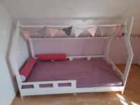 Kinderbett mit hochwertiger Matratze, Seitenkissen und Girlande Niedersachsen - Westoverledingen Vorschau
