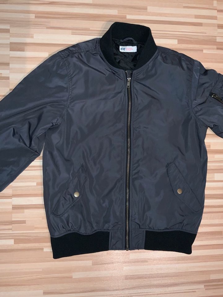 H&M  Pilotenjacke Gr 164 schwarz grau Junge Jacke Collegejacke in Rotenburg (Wümme)