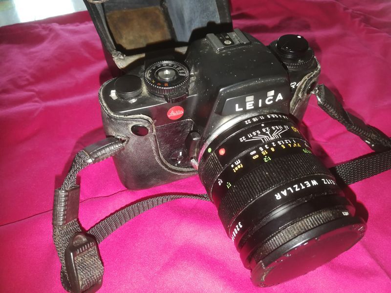 Spiegelreflexkamera Leica R4 um 1986 mit Objektiv u. Tasche /13II in Bad Homburg
