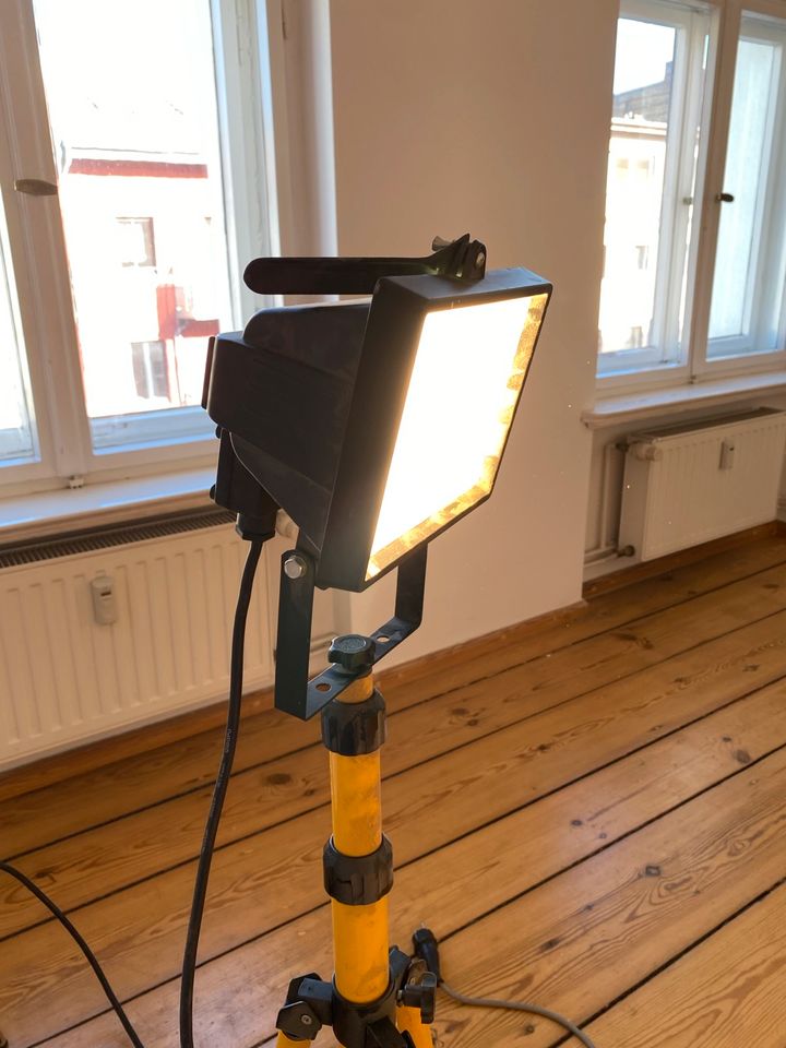 Baulampe mit Stativ in Berlin