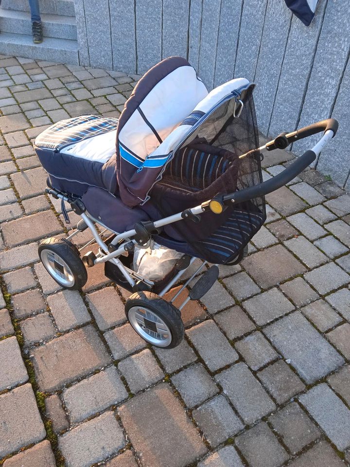 Kinderwagen Luftbereifung in dunkelblau und weiß von Babywelt in Steinach Baden