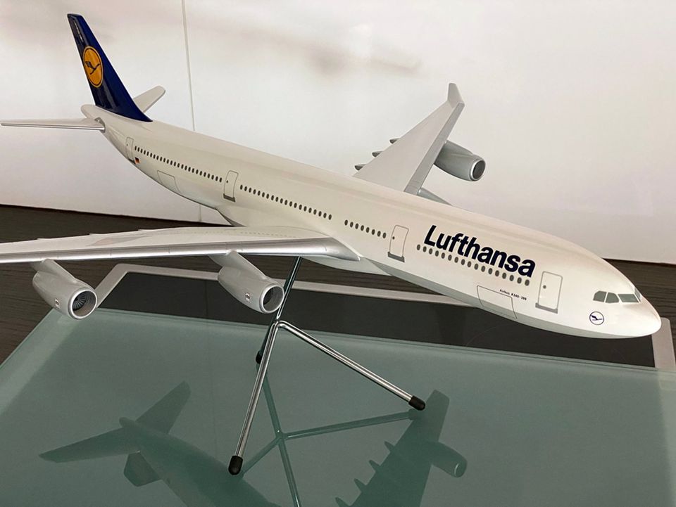 LUFTHANSA Airbus A340 Flugzeugmodell - SPACEMODELS - 1:100 - TOP! in Oberding