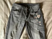 Jeans mit Blumenbestickung Gr. 36 Rheinland-Pfalz - Bad Dürkheim Vorschau