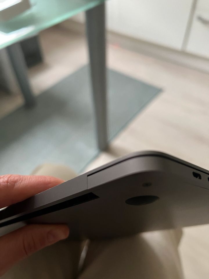 MacBook Pro 13 (2020) Wasserschaden M1 + Touchbar in Neumarkt i.d.OPf.