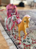 Barbie Kutsche mit zwei Pferden und Barbie Reiterin mit Helm München - Schwabing-West Vorschau